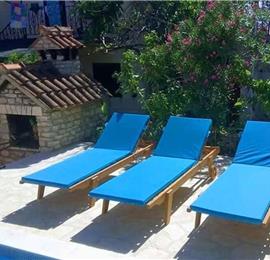 4 bedroom villa with pool in Maslinica, sleeps 8
